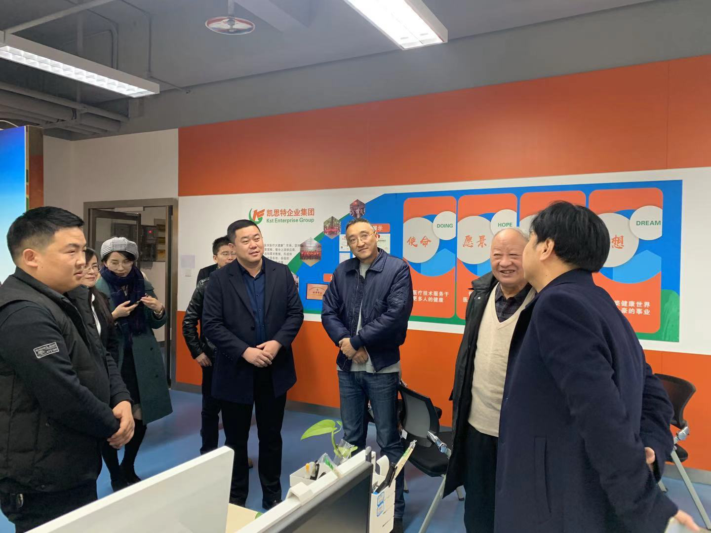 原陜西省衛(wèi)生廳副廳長、保健學(xué)會(huì)會(huì)長、一行人蒞臨陜西凱思特集團(tuán)指導(dǎo)！